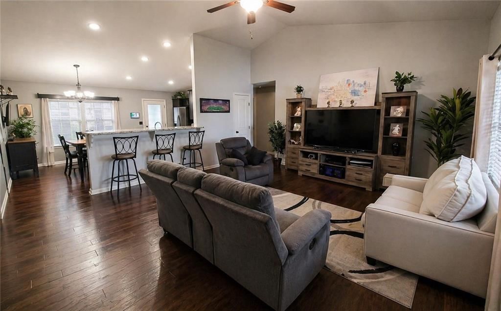 530 S Maple Street — photo 4
