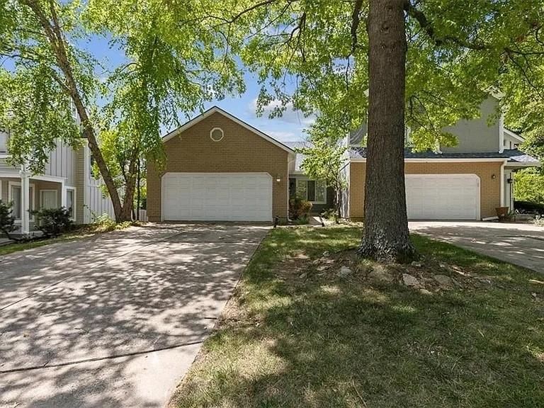 8323 W 120 Terrace — photo 2
