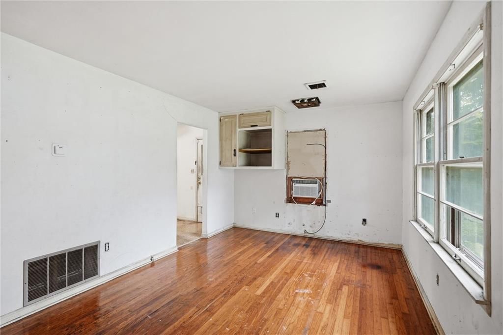 8012 S Benton Avenue — photo 2
