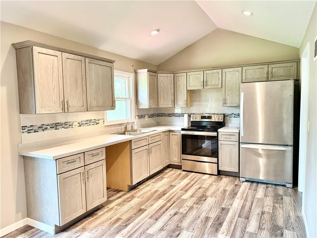 204 W Lee Street — photo 8