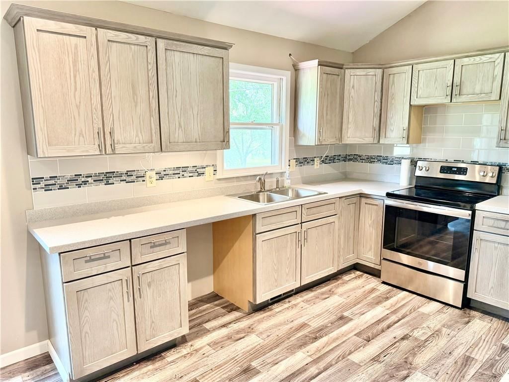 204 W Lee Street — photo 9