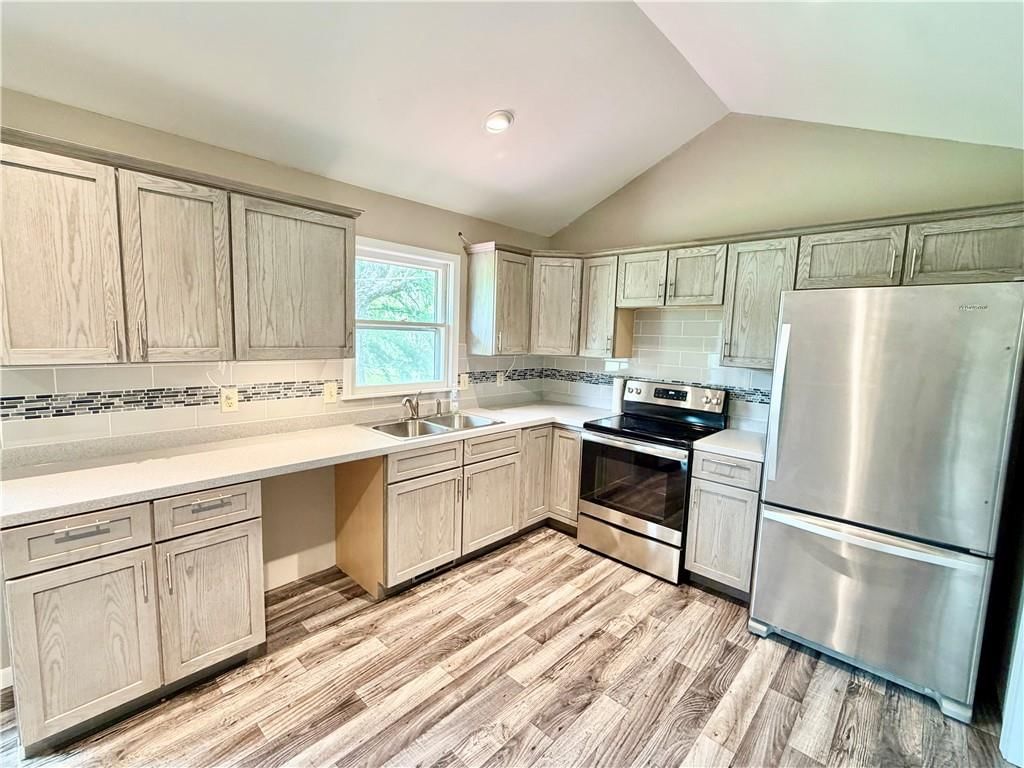 204 W Lee Street — photo 11