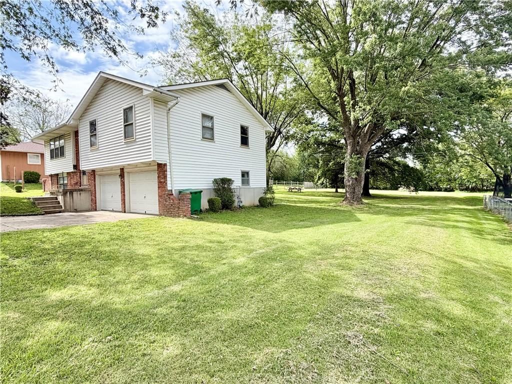 204 W Lee Street — photo 27