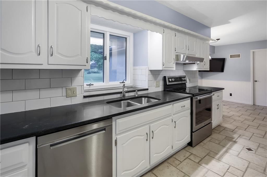 304 S Delaware Street — photo 16