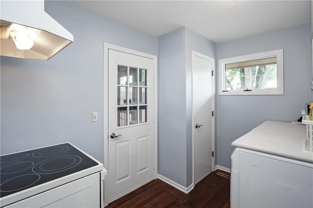 304 S Delaware Street — photo 21