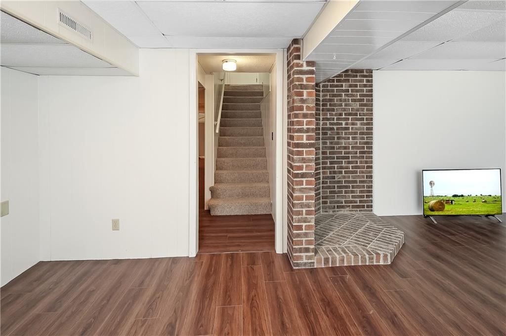 304 S Delaware Street — photo 33