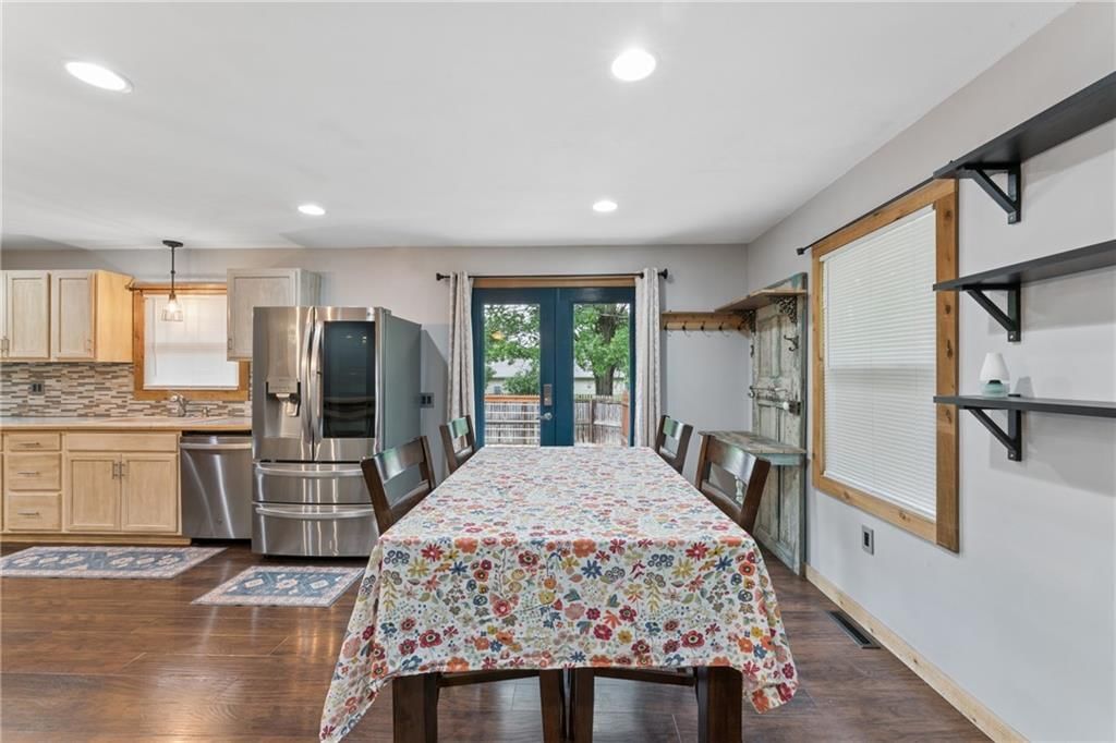 104 W Oak Street — photo 18