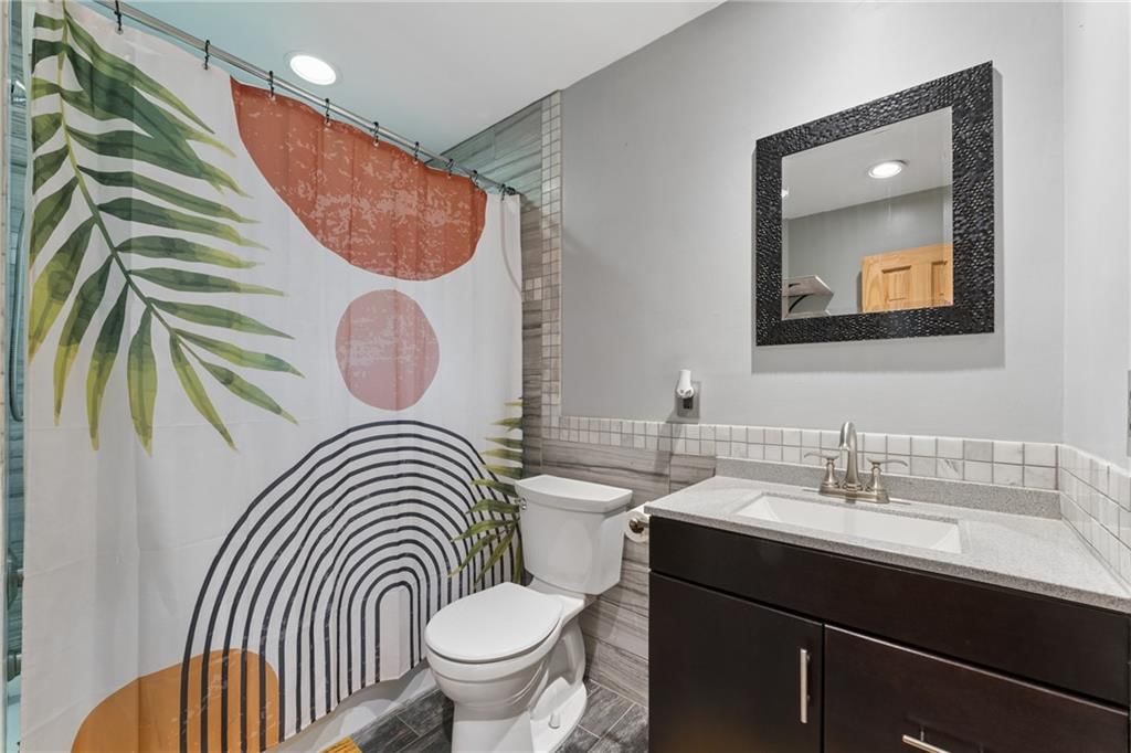 104 W Oak Street — photo 27