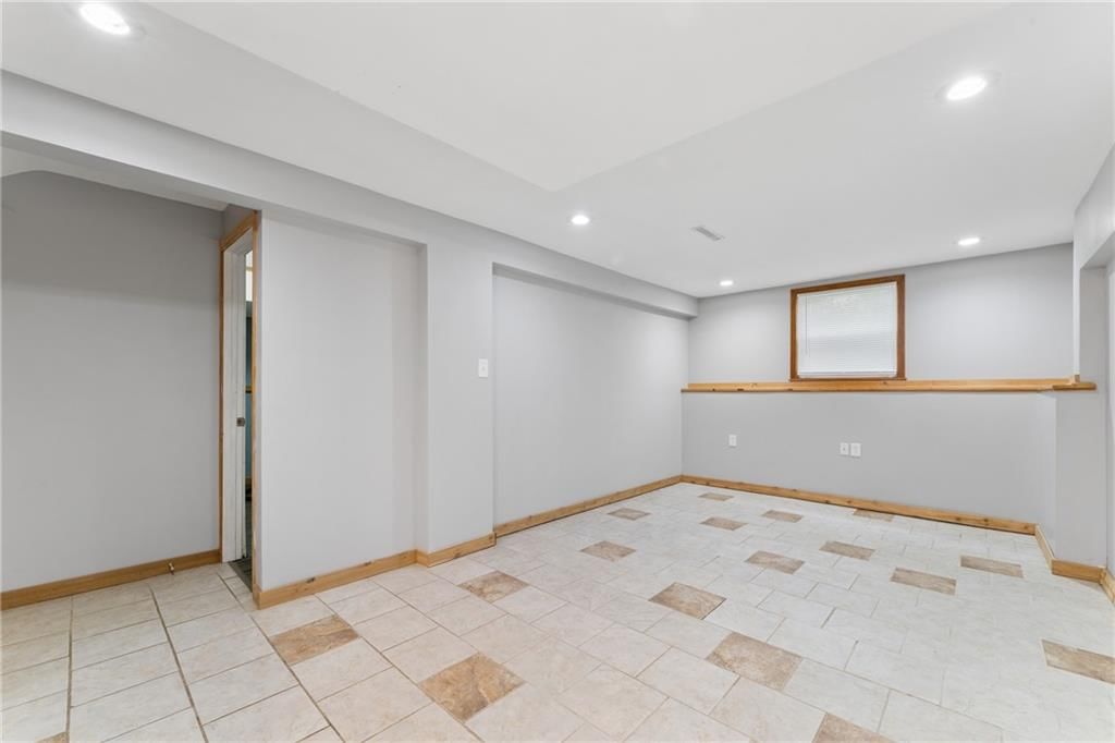 104 W Oak Street — photo 32