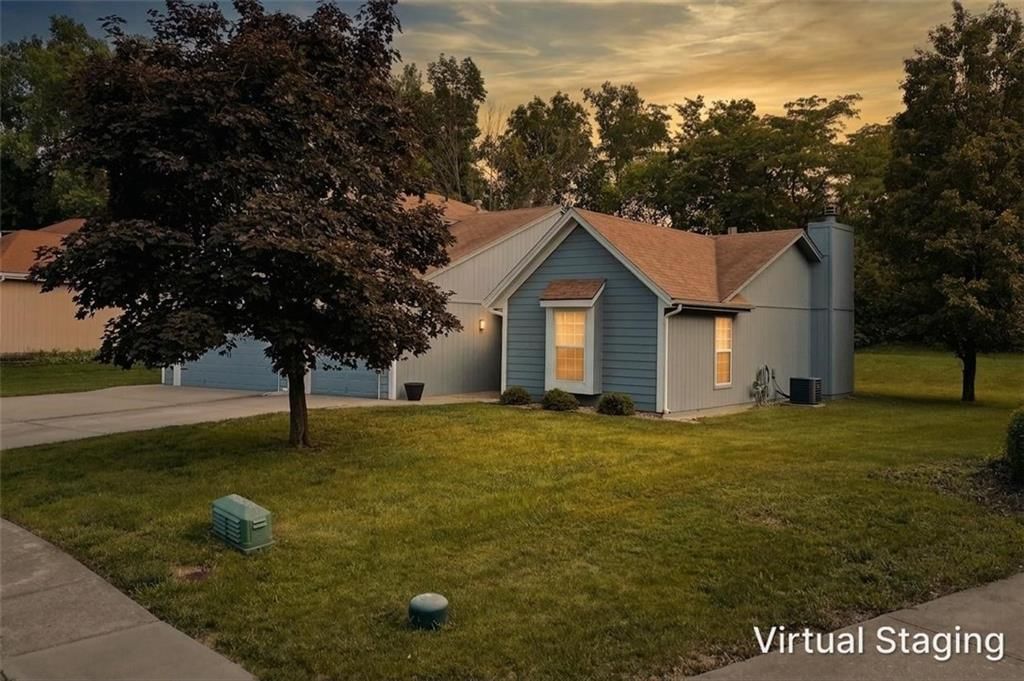 705 NE Swann Circle — photo 2