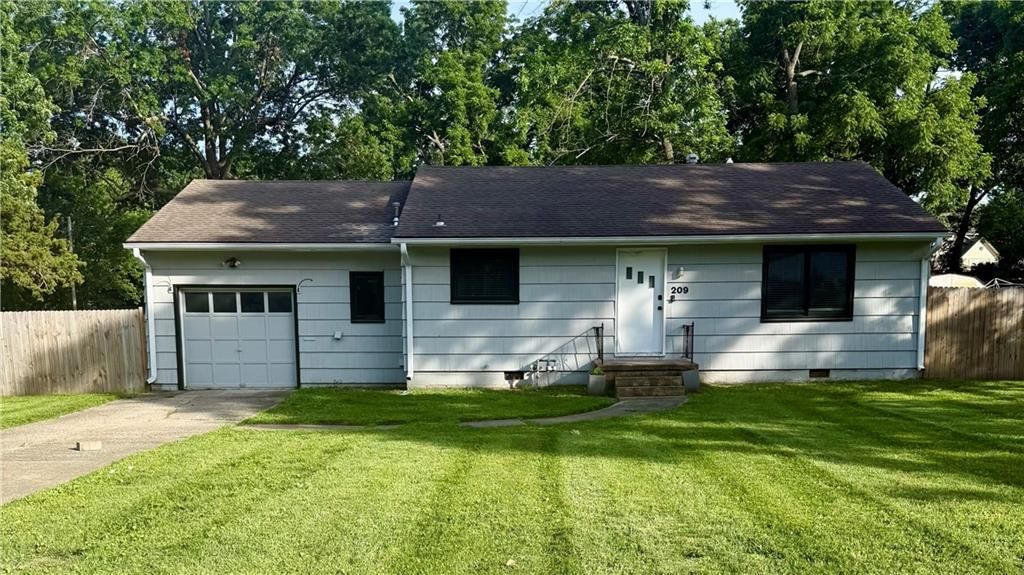 209 NE Maple Street — photo 1