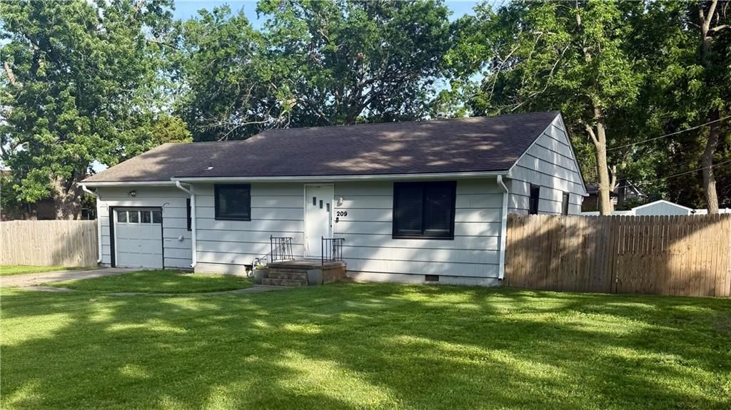 209 NE Maple Street — photo 2