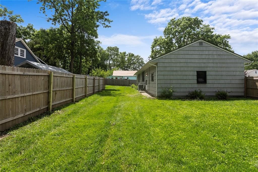 209 NE Maple Street — photo 21