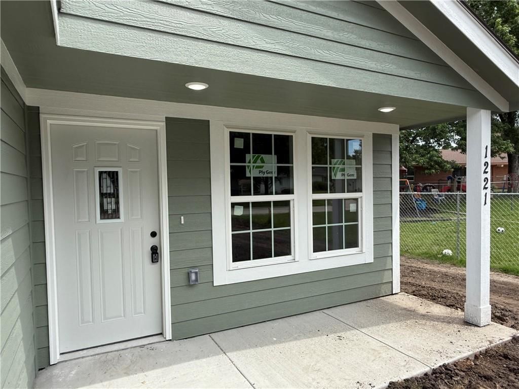 1221 S Maple Street — photo 2