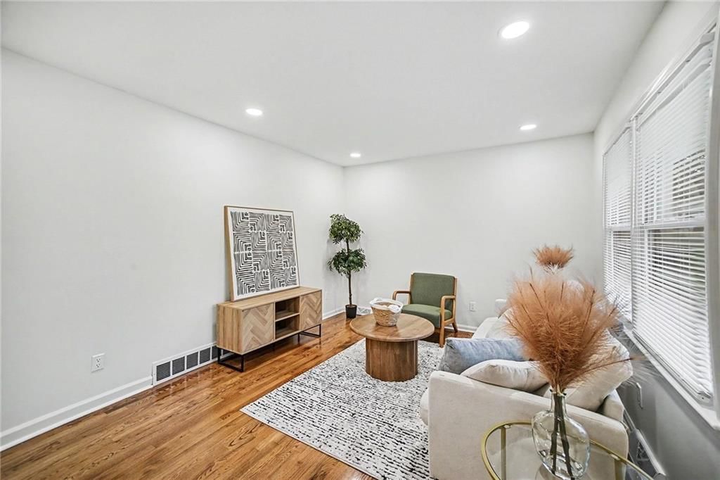 11700 Beacon Avenue — photo 8