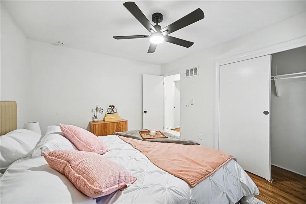 11700 Beacon Avenue — photo 16