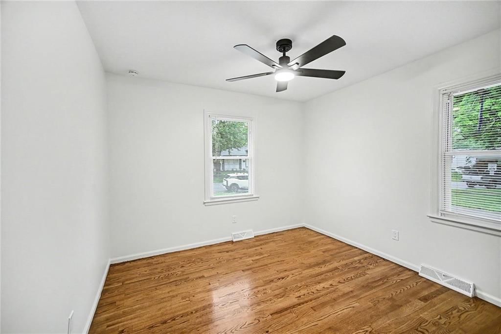 11700 Beacon Avenue — photo 17