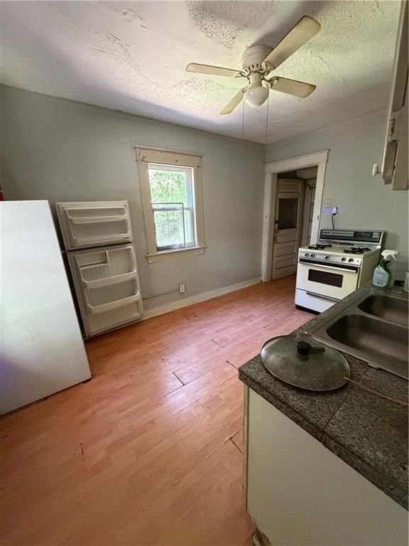3416 E 58th Terrace — photo 3