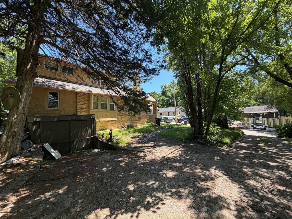 3416 E 58th Terrace — photo 11