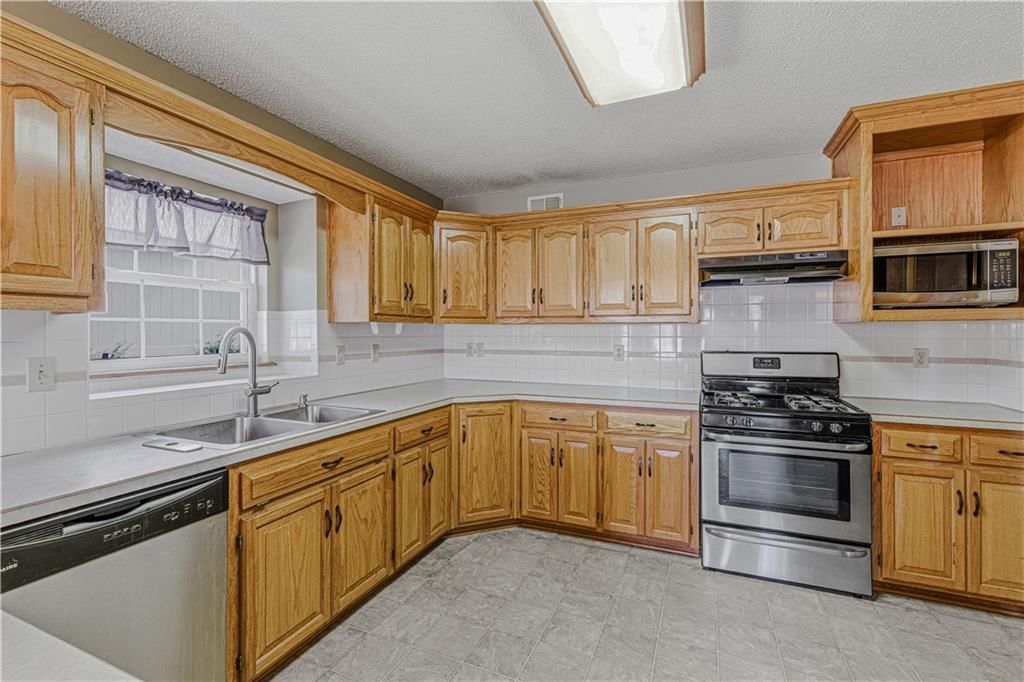 3320 HANTHORN Avenue — photo 13