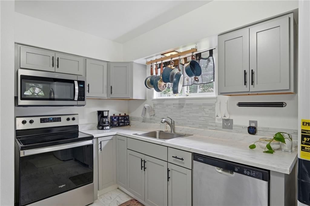 2318 E Zora Street — photo 2