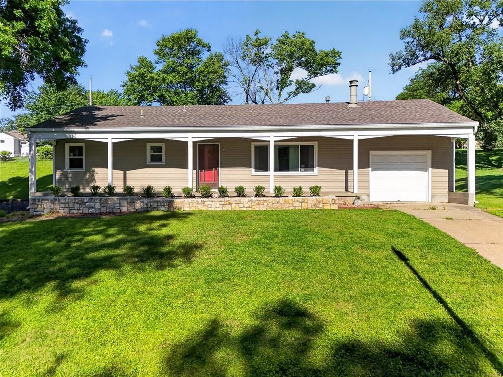 3940 N Grand Avenue — photo 1