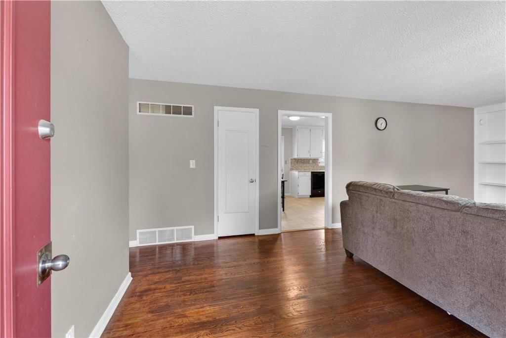 3940 N Grand Avenue — photo 4