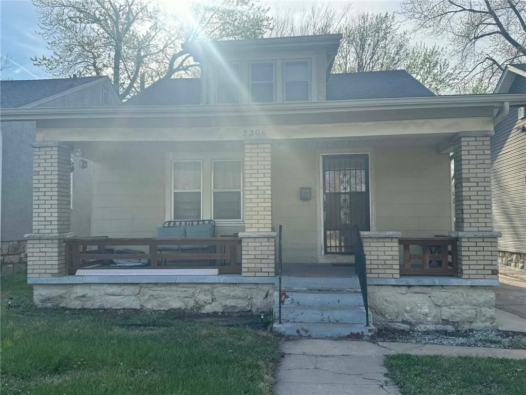 2206 Oakley Avenue — photo 1