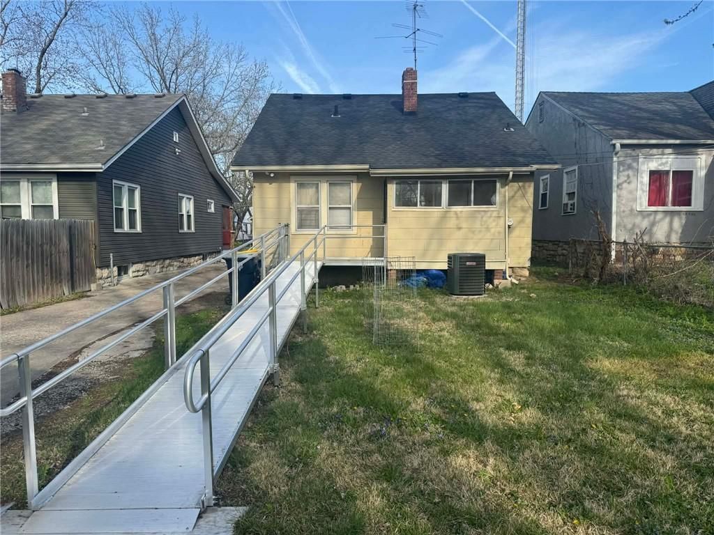2206 Oakley Avenue — photo 2