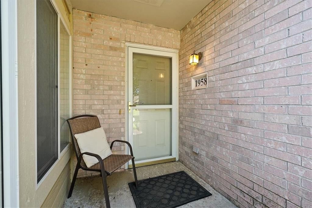 1958 W 139th Terrace — photo 4