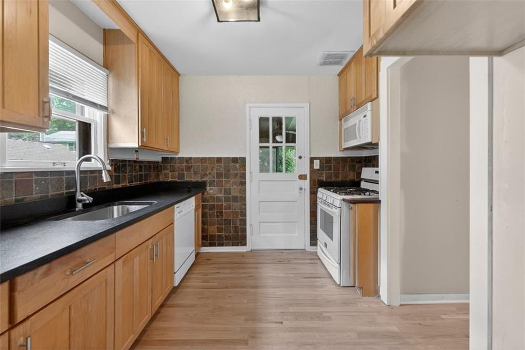 2112 W 48th Terrace — photo 14