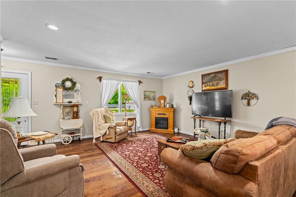 303 W Maple Street — photo 5