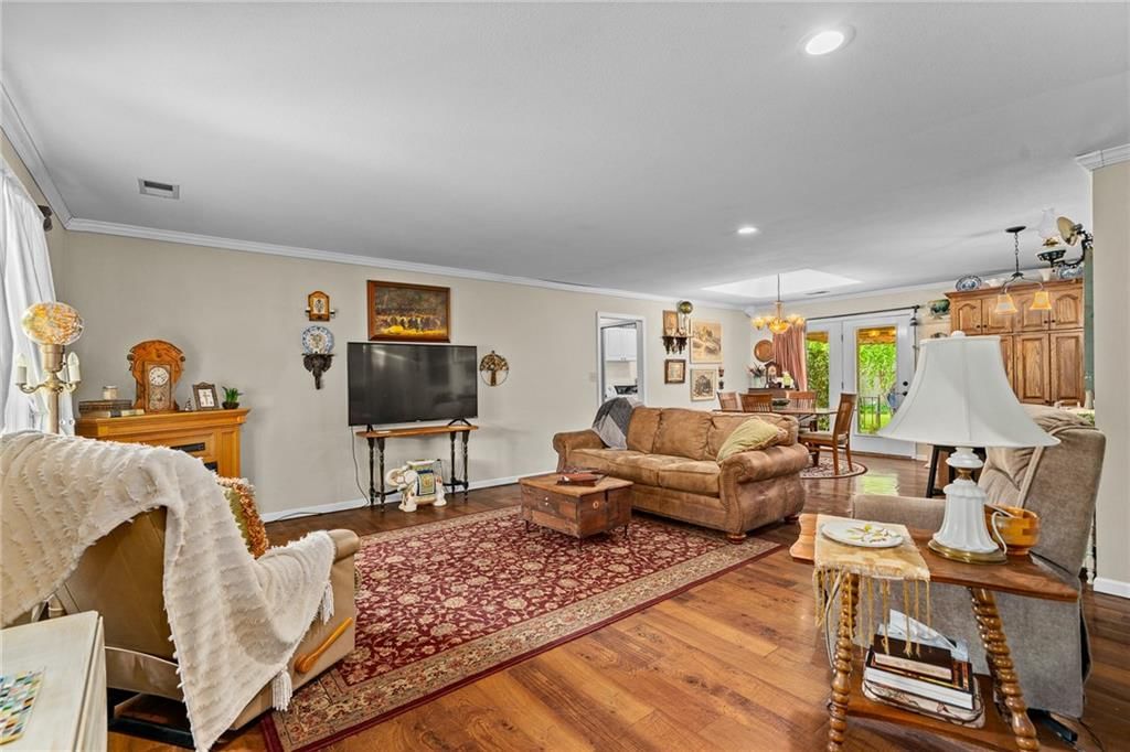303 W Maple Street — photo 7