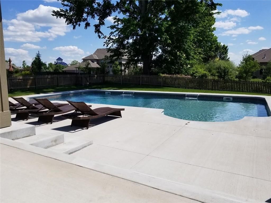 1625 NE Shadow Valley Drive — photo 2
