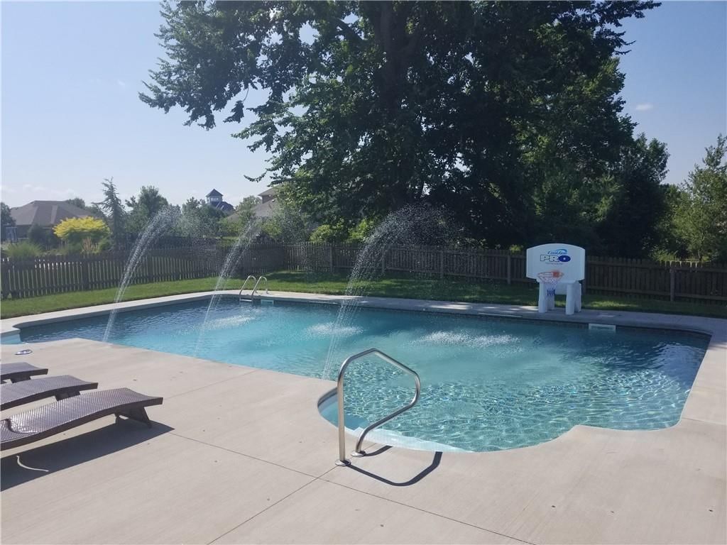 1625 NE Shadow Valley Drive — photo 3
