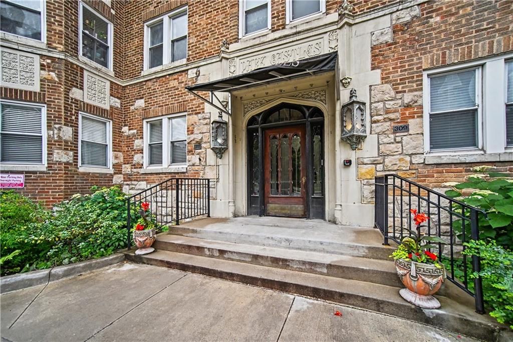 311 E Emanuel Cleaver Boulevard — photo 2