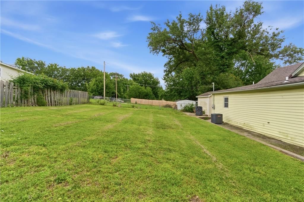 932 Dakota Street — photo 33