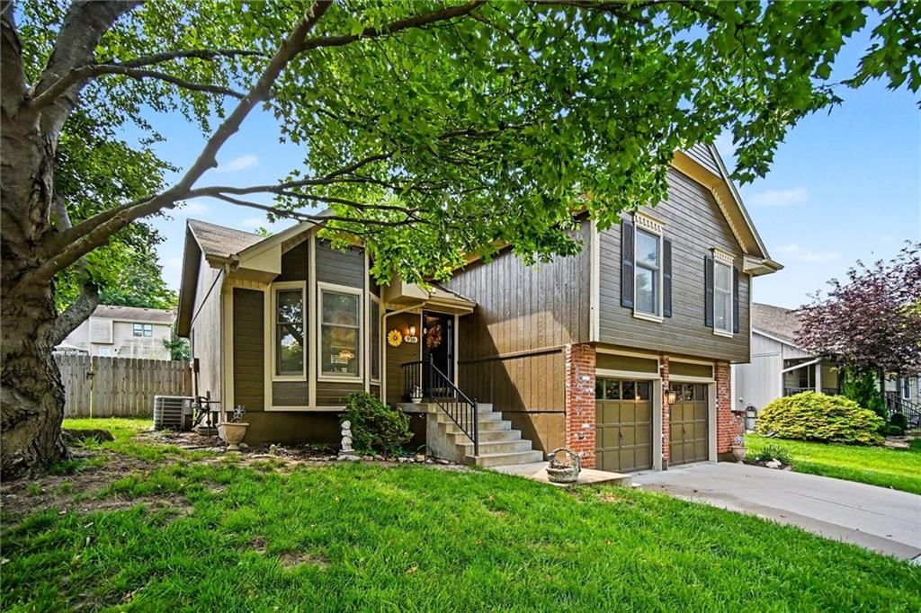916 NW Heatherwood Drive — photo 2