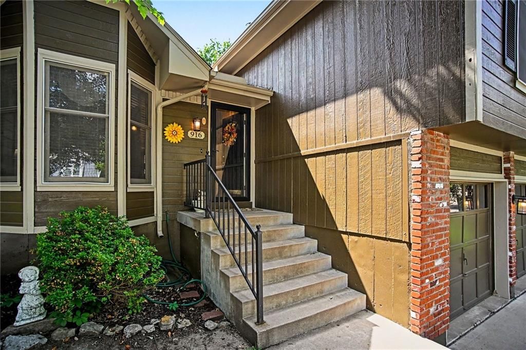 916 NW Heatherwood Drive — photo 3