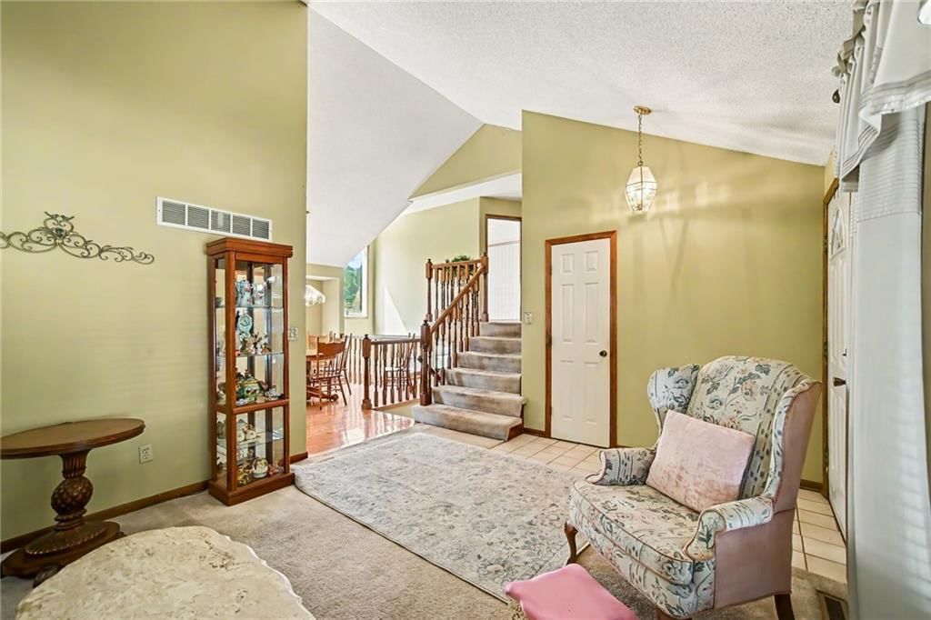 916 NW Heatherwood Drive — photo 4