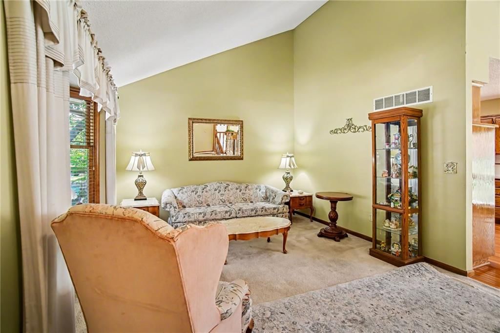 916 NW Heatherwood Drive — photo 6