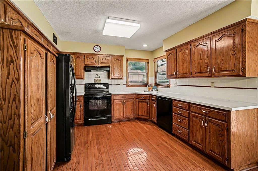 916 NW Heatherwood Drive — photo 9