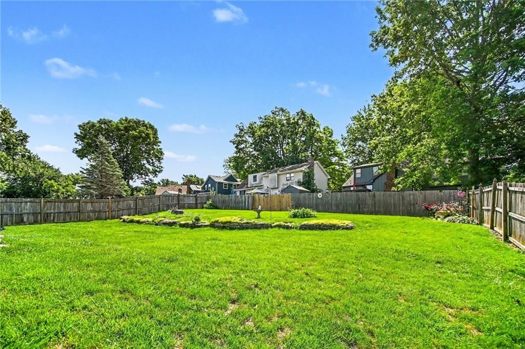 916 NW Heatherwood Drive — photo 25