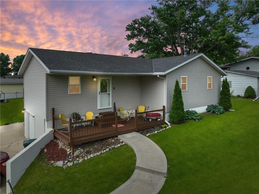 906 Maple Street — photo 1