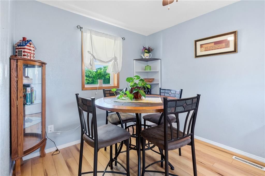 906 Maple Street — photo 18