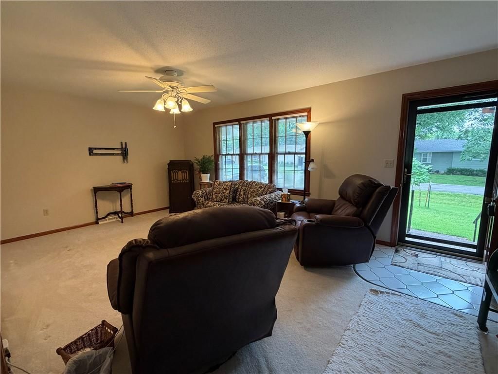 1712 S Holbrook Street — photo 9