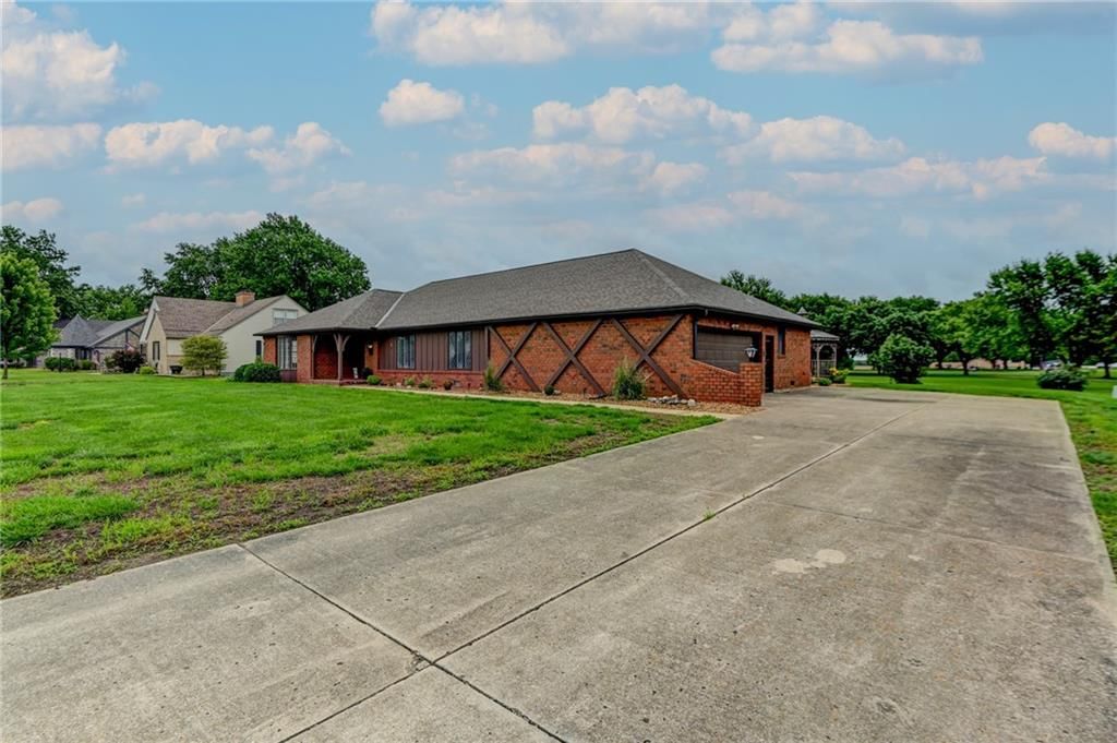 917 Country Club Drive — photo 48