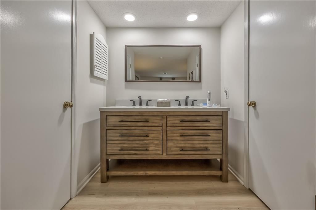10746 Glenwood Street — photo 14