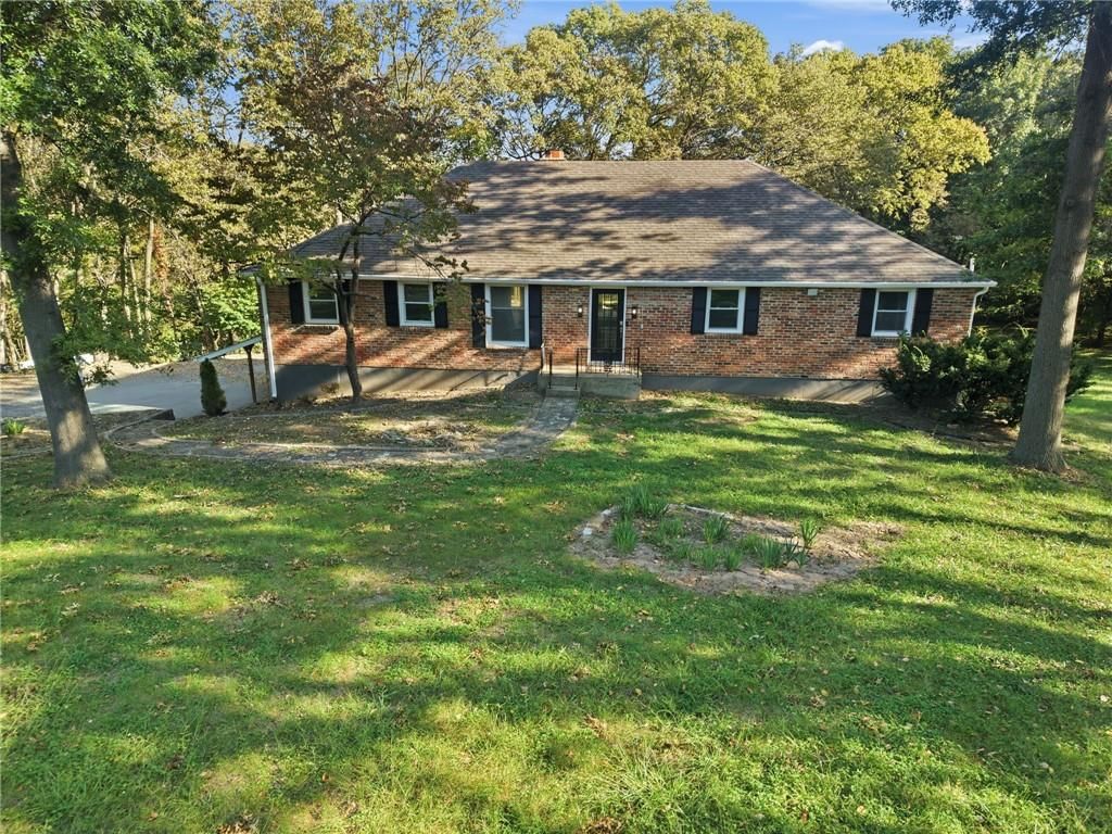 6261 NE Russell Road, Kansas City, MO: listing photo 2