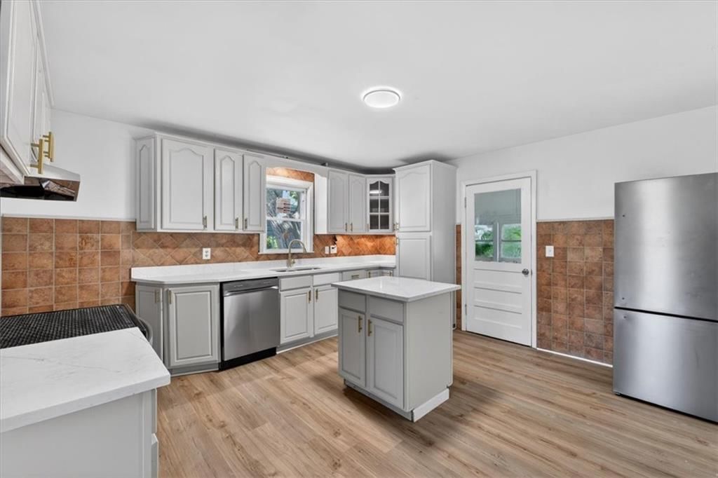 1821 S Sterling Avenue — photo 9